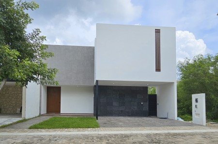 Casa en venta Temozon Merida Soluna de 2 plantas con 3 recamaras